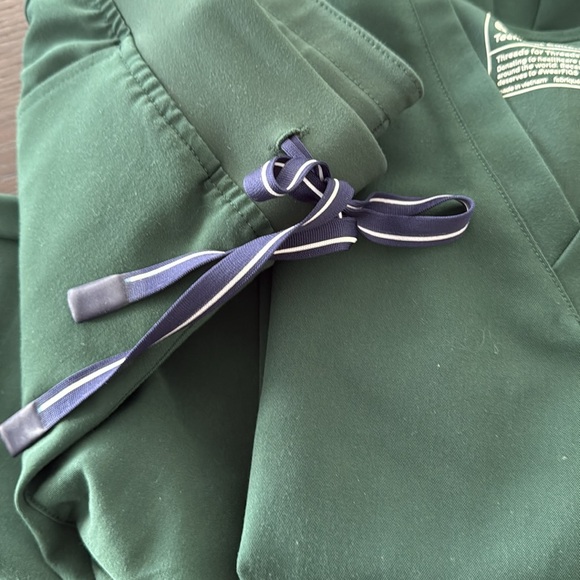 Figs Green Scrub Set Xxs jogger pants with Xxs one pocket scrub top - Picture 4 of 5